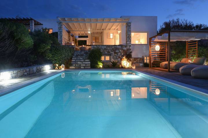 Villa pour 8 personnes, avec vue sur l’océan et piscine ainsi que jardin et balcon dans Paros