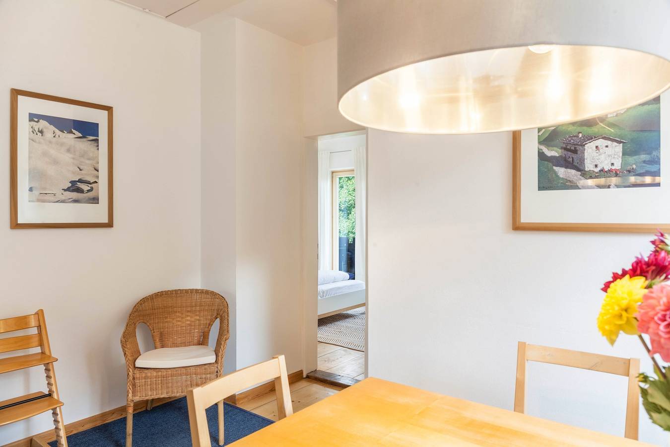 Entire apartment, Apartment “im Blauen Haus” with Mountain Views, Wi-Fi, 2 Balconies & Garden in Garmisch-Partenkirchen, Bavarian Alps