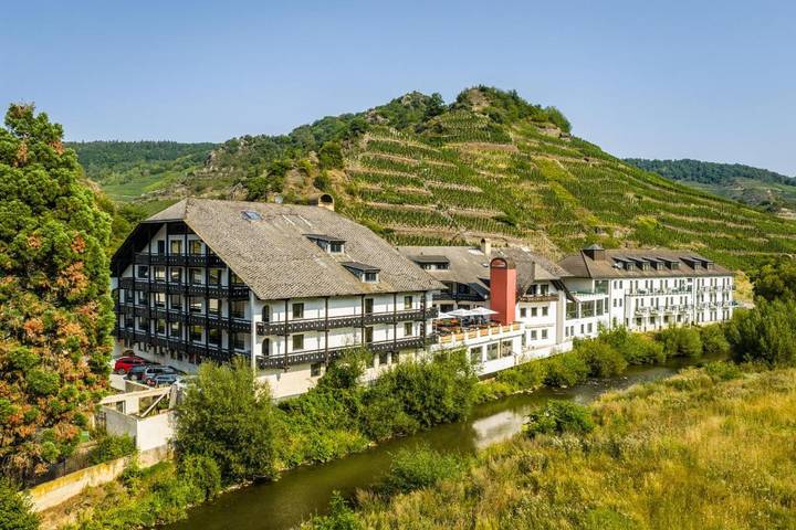 Hotel, mit Terrasse in Mayschoß
