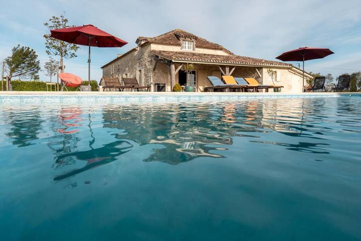 Location de vacances pour 8 personnes, avec vue ainsi que jardin et piscine, animaux acceptés à Gageac-et-Rouillac - 2