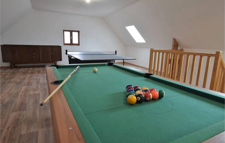 Fierville Apt: Aparcamiento, TV, Jardín, Internet (145m2) in Fierville-les-Mines, Côte de la Déroute