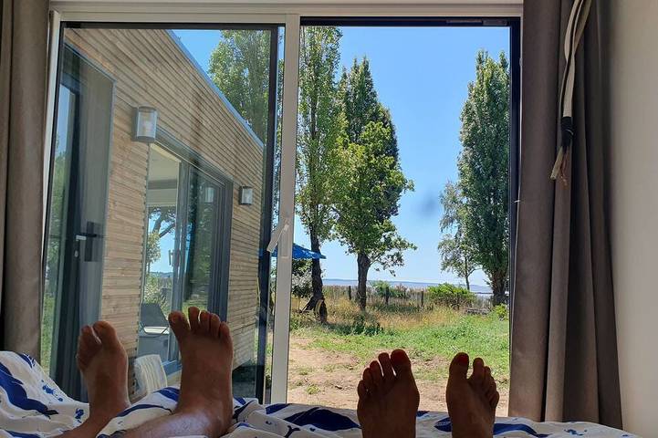 Gîte pour 10 personnes, avec terrasse ainsi que jardin et piscine à Ambon