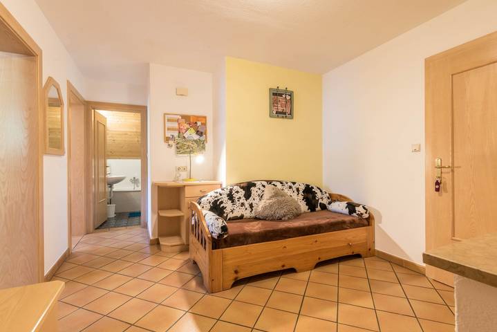 Entire apartment, Oberwieserhof Apartment 3 in South Tyrol with Shared Garden and Wi-Fi in Sonnenburg (Pustertal), St. Lorenzen