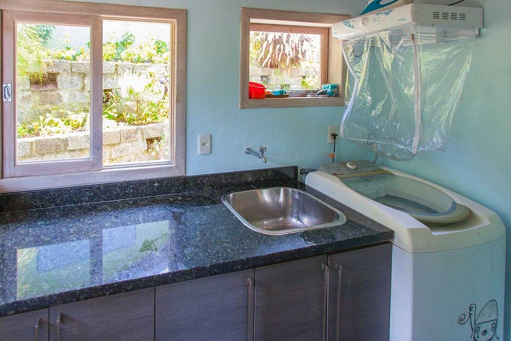 Einzigartiges Künstlerhaus mit Waldkulisse und herrlichem Seeblick in Lagoa da Conceição, Florianópolis