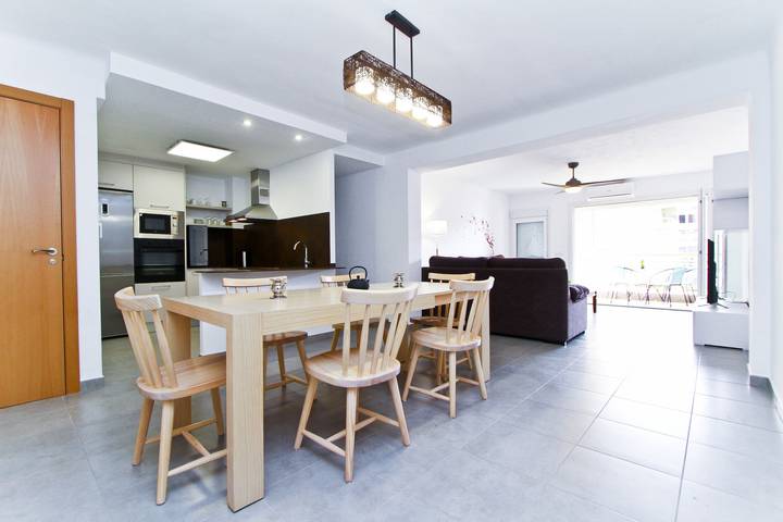 Location de vacances pour 10 personnes, avec terrasse et jardin à Platja de la Pineda