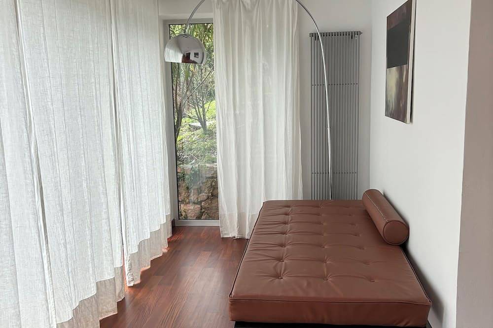 Ganze Wohnung, Elegantes Domizil mit Seeblick, Terasse, Garten, Privatstrand der Gemeinschaft in Brusimpiano Gemeinde, Luganer See (Lombardei)