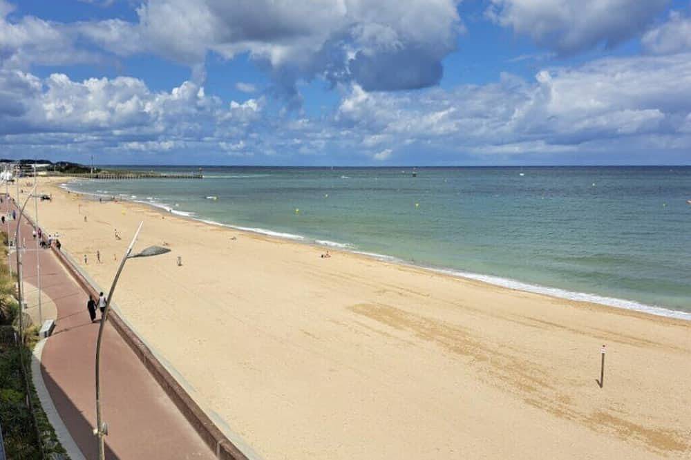 Entire apartment, Petit Cocon Courseullais with 2-star sea view in Courseulles-sur-Mer, Caen region