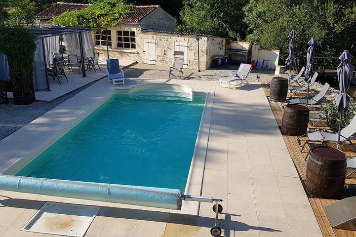 Location de vacances pour 8 personnes, avec Piscine à Aujac (Charente-Maritime)