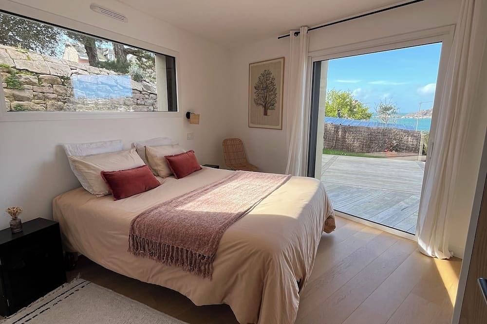 Exceptional villa with panoramic sea view, heated pool, beach 100m away on foot. in Caroual, Erquy