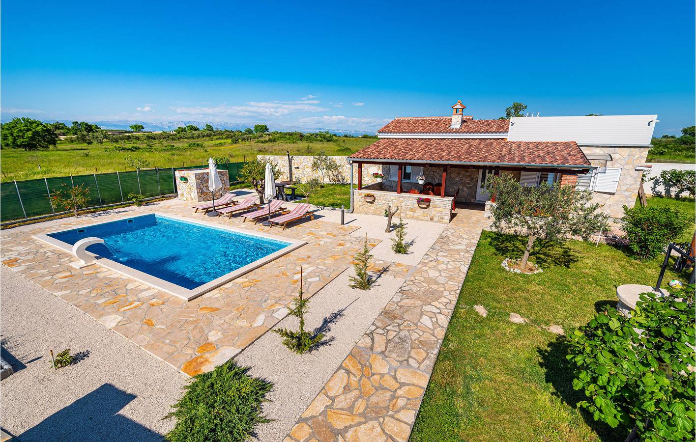 Charmante 65 m² große Wohnung mit Pool, Terrasse und WLAN in Zadar