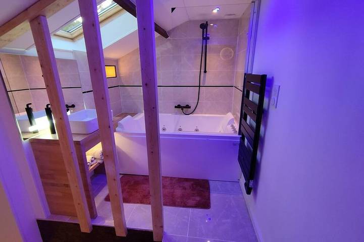 Location de vacances pour 2 personnes, avec terrasse ainsi que jacuzzi et jardin à Sainte-Croix-Grand-Tonne