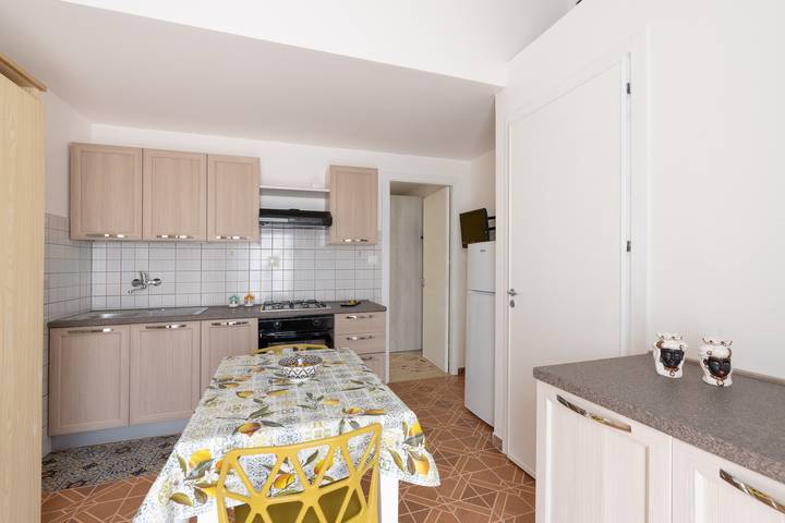 Hel lägenhet, Apartment 'Casa Gialla' with Veranda & Wi-Fi in Spiaggia di Guidaloca, Castellammare del Golfo