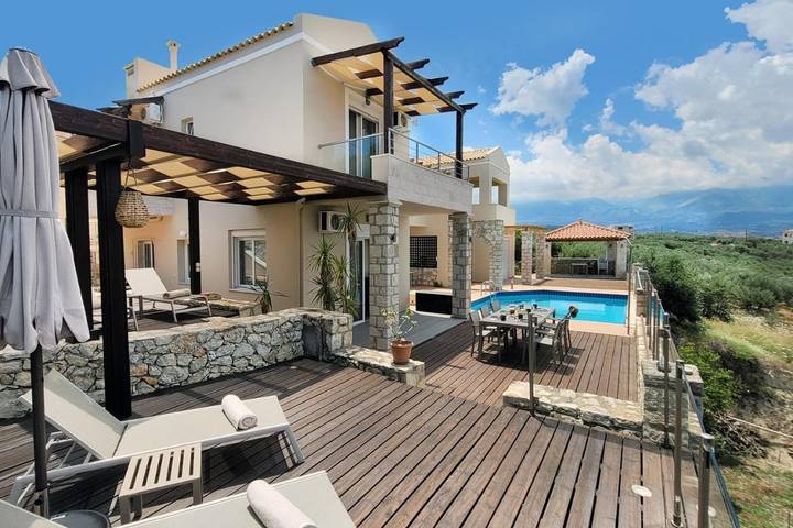 Villa für 6 Personen, mit Pool und Ausblick sowie Balkon - 1