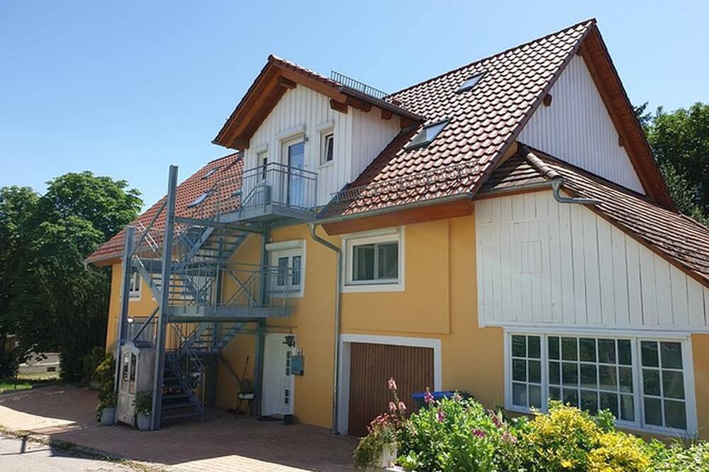 Ganze Wohnung, Einzelzimmer 15 qm, mit eigener Dusche und Etagen-Wc, max. 1 Person in Engen, Hegau