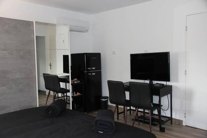 Gîte pour 2 personnes, avec vue ainsi que jardin et piscine à Cuges-les-Pins - 4