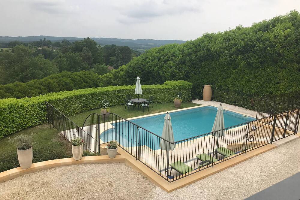 Views, air conditioned, heated pool, chefs kitchen,Saturday check-in out in Plazac, Périgord Noir