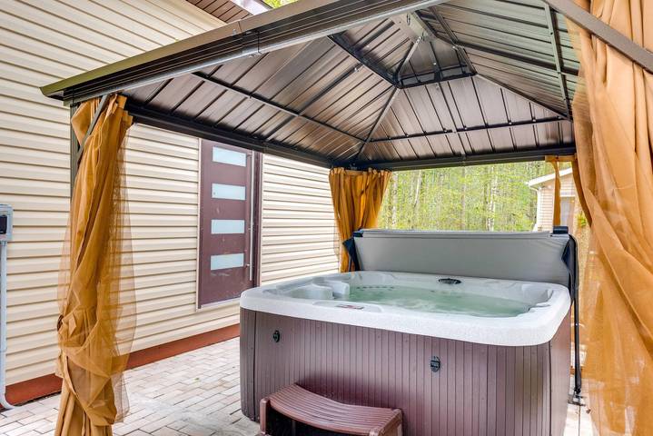 Vacation house for 14 people, with hot tub and balcony/terrace in Pocono Mountains