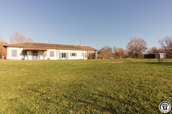 Gîte pour 7 personnes, avec terrasse ainsi que jardin et piscine à Brignemont