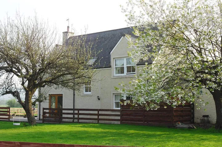 A Beautiful Rural Farmhouse With Flexible Living Space And Great Views in Stirling, Stirling region