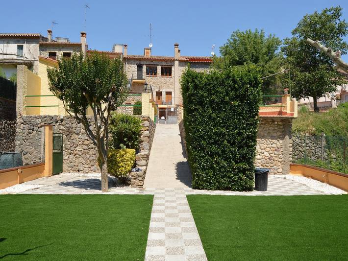 Cal Gall – Landhaus im mittelalterlichen Sant Llorenç de la Muga in Sant Llorenç de la Muga, Oberampurien