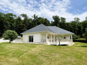 Gîte pour 6 personnes, avec piscine ainsi que terrasse et jardin à Espoey
