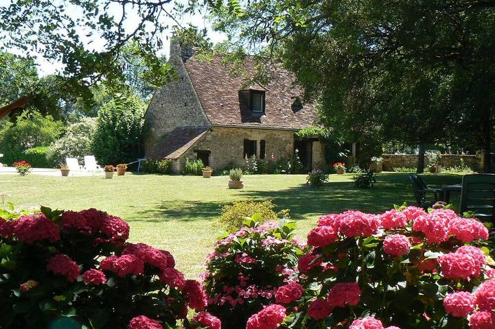 Location de vacances pour 6 personnes, avec jardin et piscine à Saint-Aubin-de-Nabirat