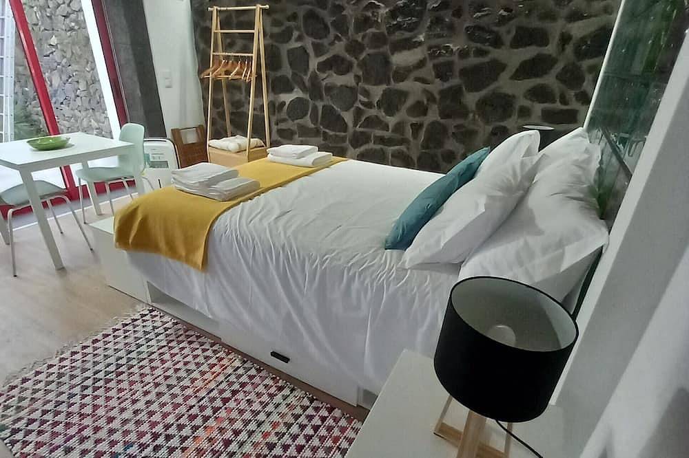 Apartamento inteiro, Casa do Poço - Little house, located in the heart of a calm and rural village.  in Santa Bárbara (Angra do Heroísmo), Terceira