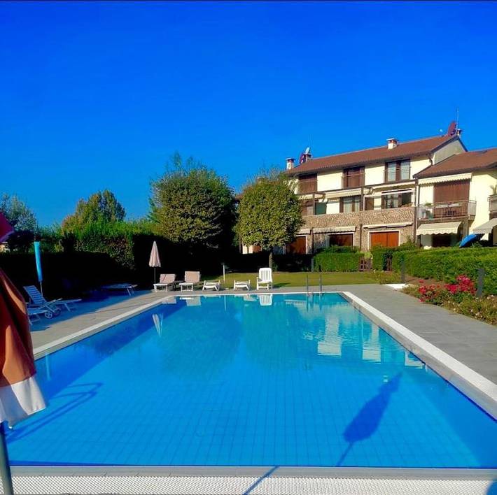 Ferienwohnung für 6 Personen, mit Balkon und Terrasse sowie Garten und Pool in Garda