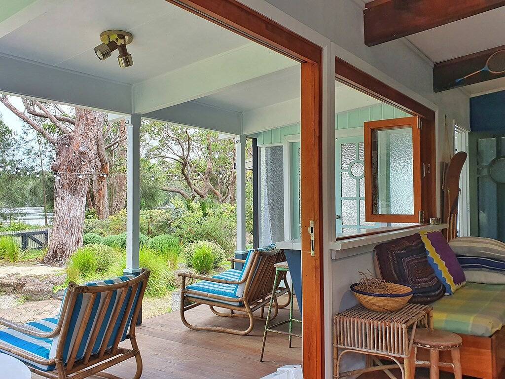 Designer Retro Beach Shack am Seeufer in Tabourie Lake, New South Wales