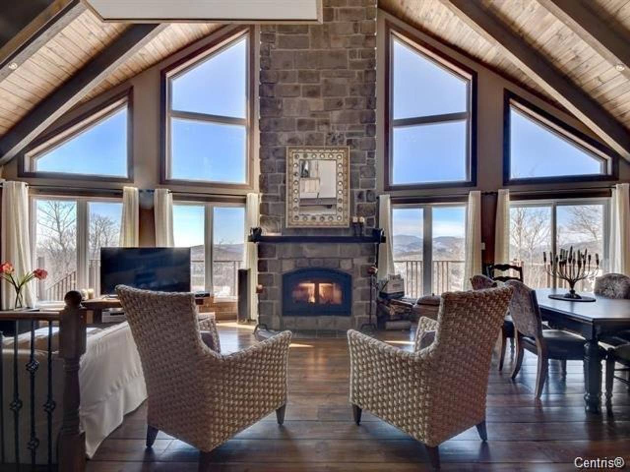 Live like the King of the Hill Citq 296180 in Lac-Supérieur, Quebec