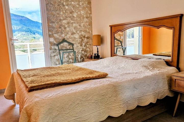 Ganze Wohnung, New top floor apartment with large terraces and breathtaking mountain views in Die, Parc naturel régional du Vercors