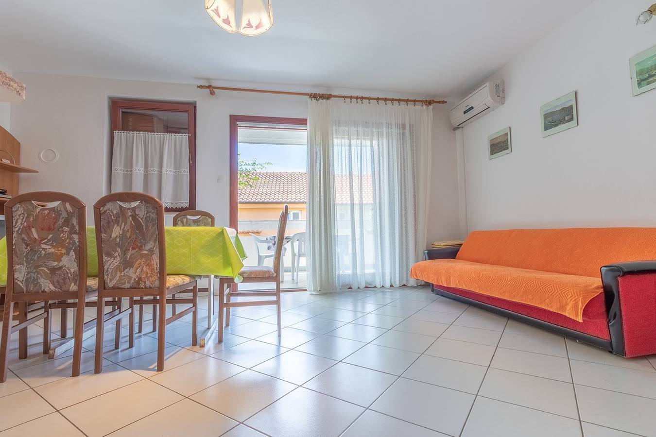 Ganze Wohnung, Apartment für zwei Personen mit Blick auf die Stadt. in Baska, Krk