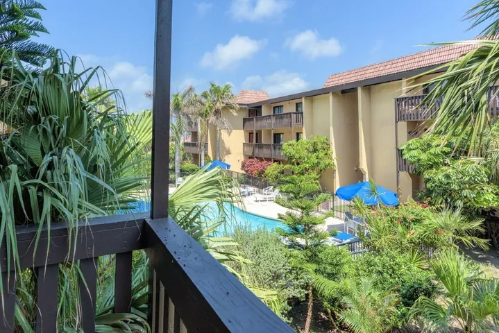Apartamento de vacaciones para 6 personas, con vistas además de jardín y piscina - 1