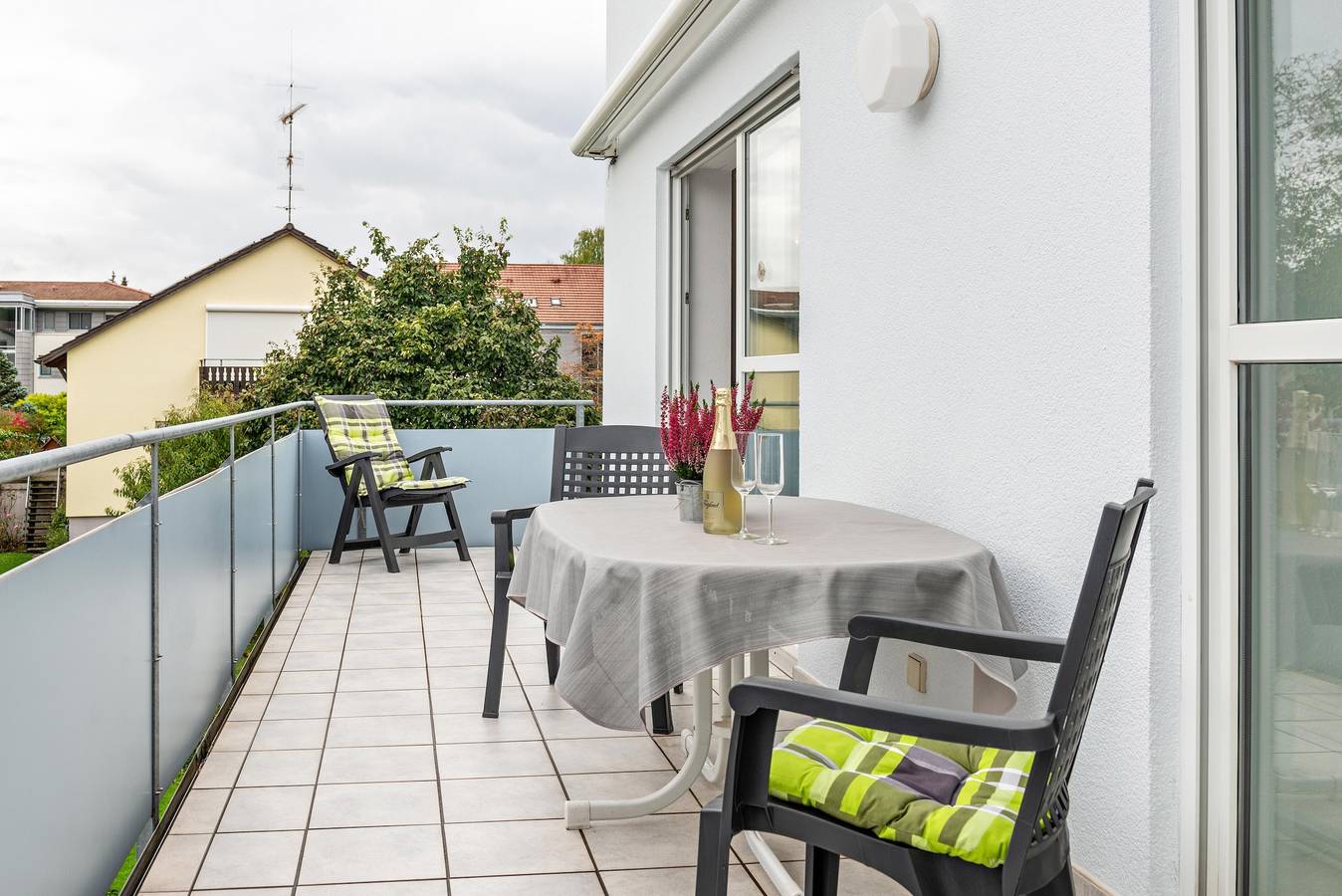 Ganze Wohnung, Ferienwohnung Rechts" mit Balkon und Wlan in Konstanz, Landkreis Konstanz