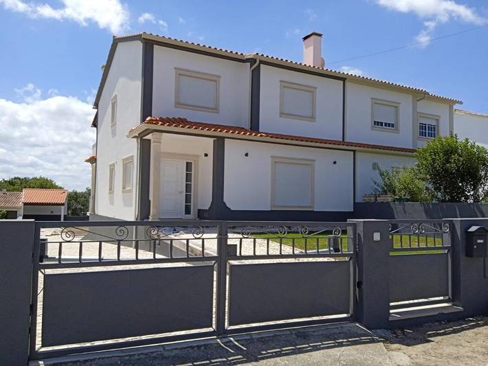 Location de vacances pour 8 personnes, avec vue ainsi que jardin et piscine dans Bárrio (Alcobaça)