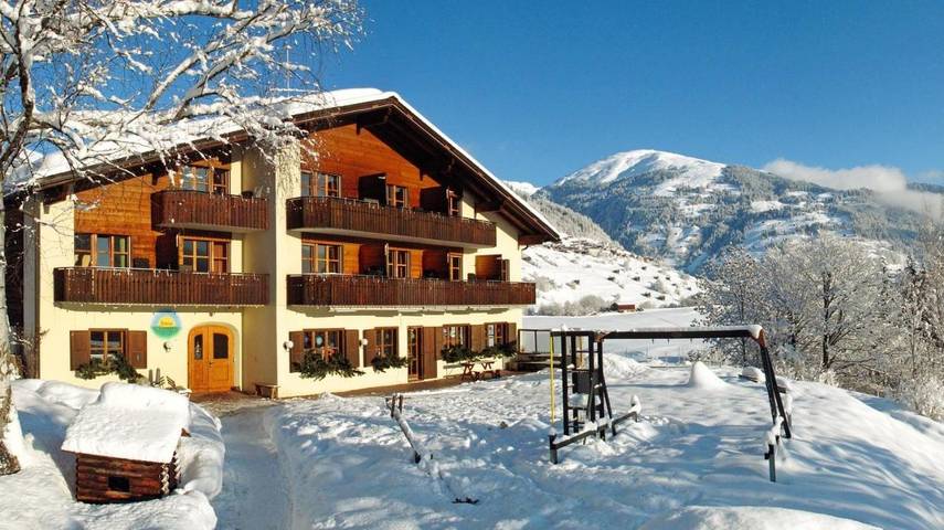Hotel für 4 Personen, mit Balkon und Terrasse sowie Garten und Ausblick in Waltensburg