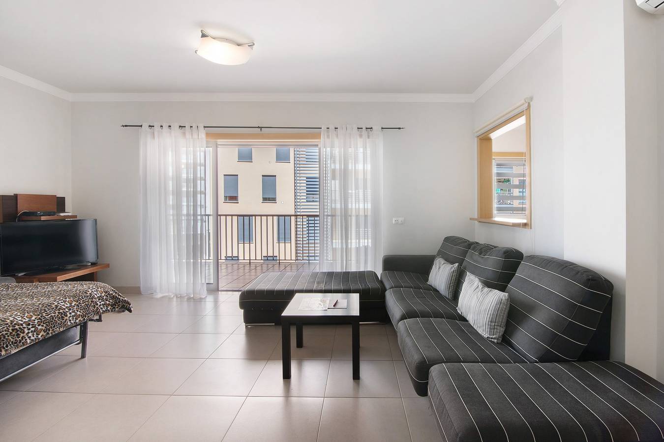 Apartamento inteiro, Apartamento 'Apartamento Armação De Pera' com Piscina Partilhada, Wi-Fi e Ar Condicionado in Armação de Pêra, Distrito de Faro