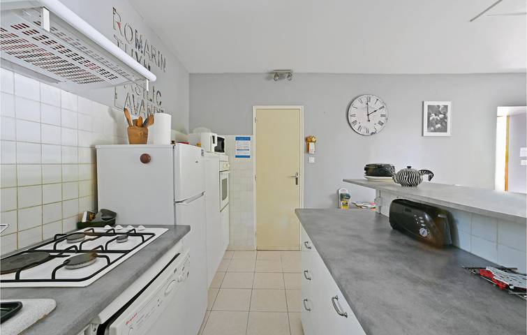Apartamento junto a la piscina con aparcamiento, cuna y centro de la ciudad cerca in Mazan, Parque natural regional del Mont Ventoux