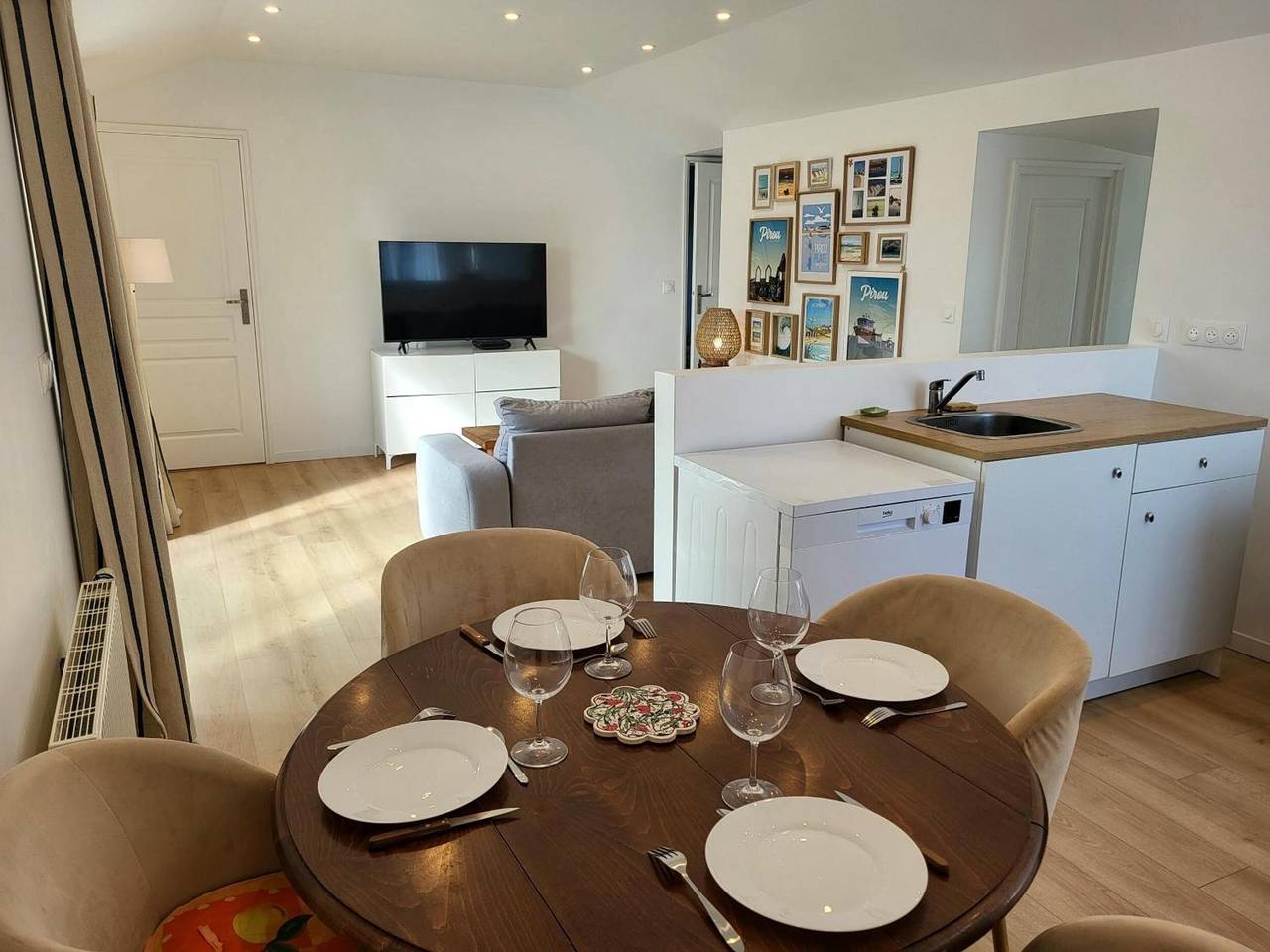 Gîte Les Pirouettes : terrasse privée, jardin privé et Wi-Fi à deux pas de la plage in Pirou, Région de Coutances