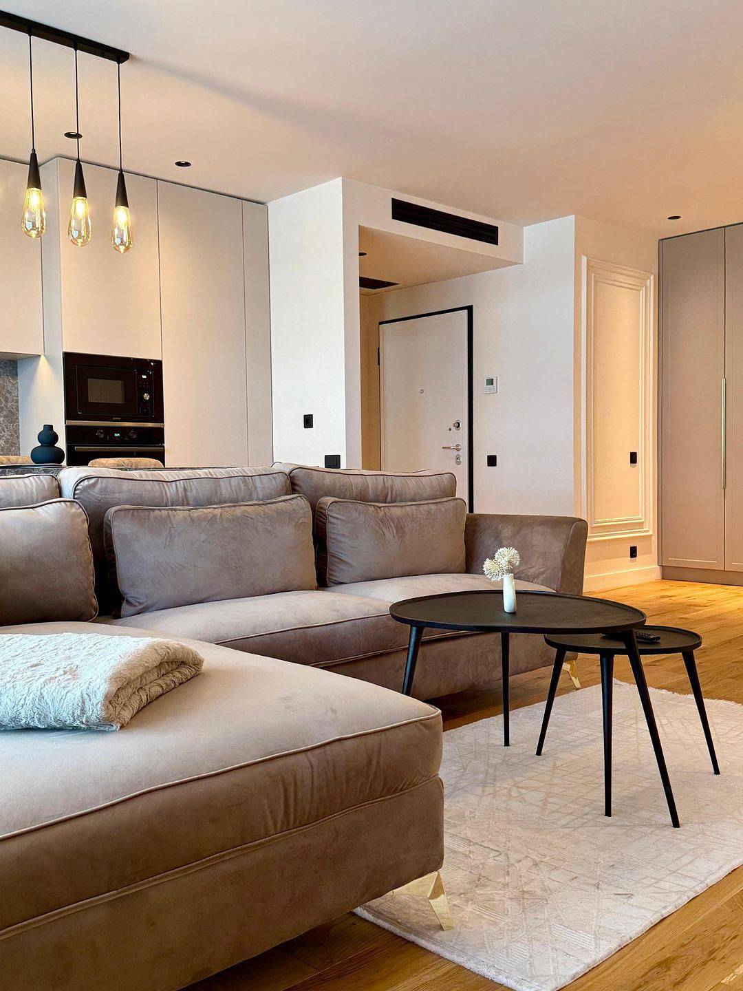 Hel leilighet, Modern ausgestattete Ferienwohnung mit überdachtem Balkon direkt am Lebada Lake in Ilfov fylke