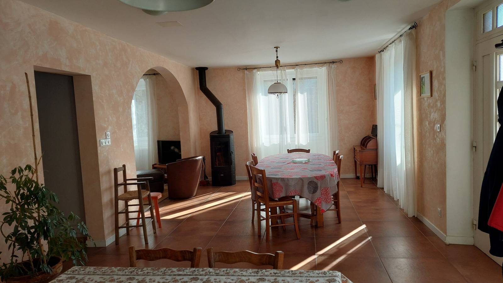 Gîte du Mansois : terrasse privée, jardin et balcon pour 6 personnes in Clairvaux-d'Aveyron, Aveyron
