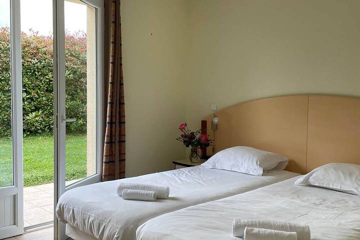 Location de vacances pour 6 personnes, avec jacuzzi ainsi que jardin et piscine à Les Forges - 4