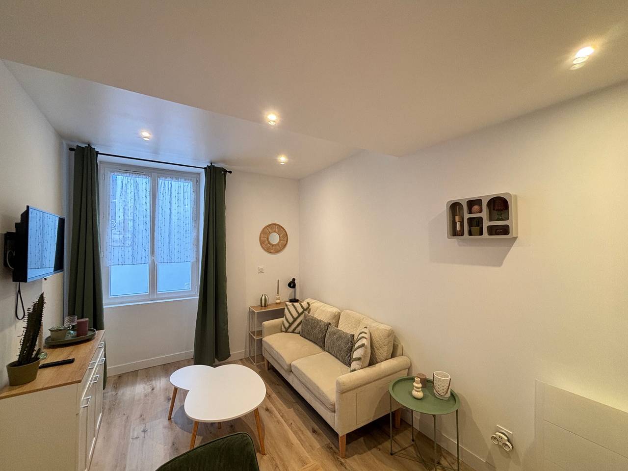 Entire apartment, Apartment steps from the beach - 2 guests in Les Sables-d'Olonne, Vendée