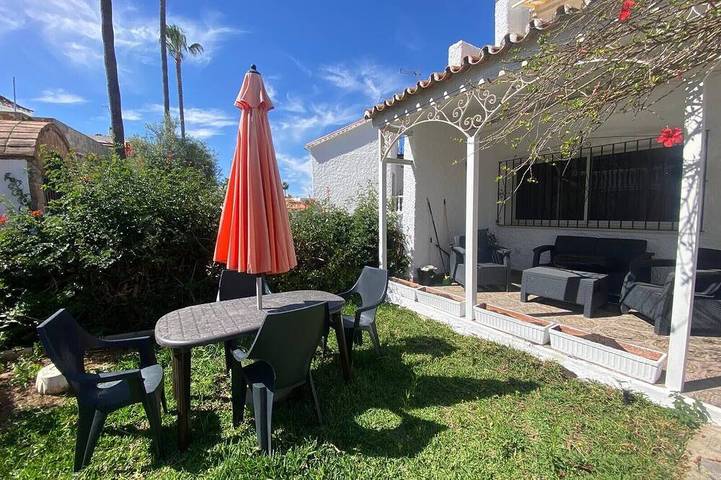 Ferienhaus für 8 Personen, mit Terrasse und Garten sowie Pool