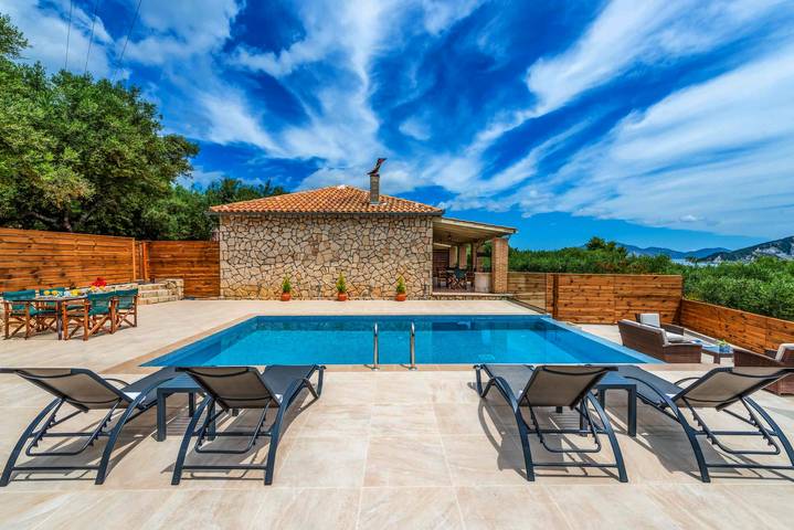 Villa for 4 people, with Terrace and Garden as well as Pool in Laganas