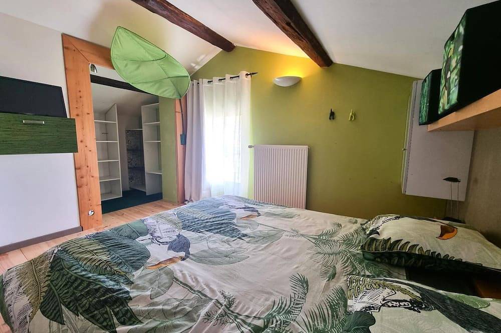 Gîte authentique avec terrasse et tout confort, entre Monts du Lyonnais et bassin Stéphanois in Tartaras, Parc Naturel Régional du Pilat