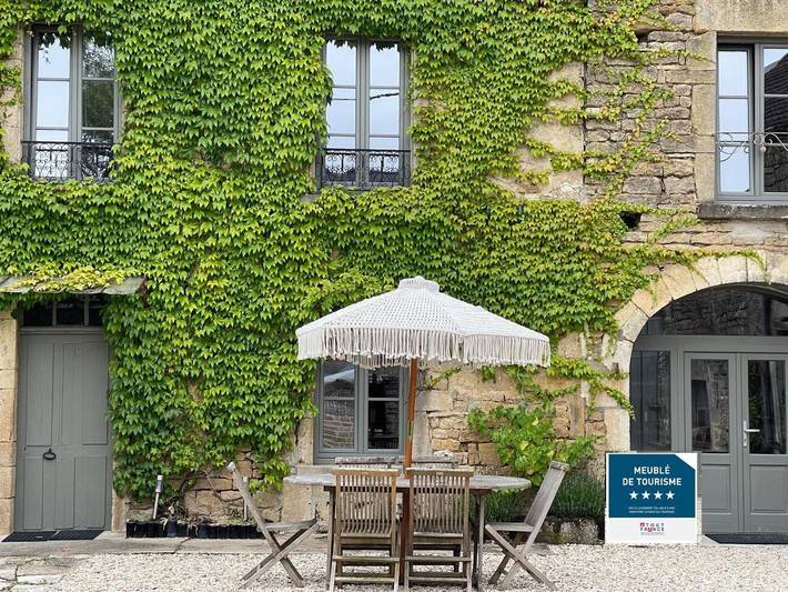 Location de vacances pour 10 personnes, avec Jacuzzi et Terrasse ainsi que Jardin et Piscine à Gigny