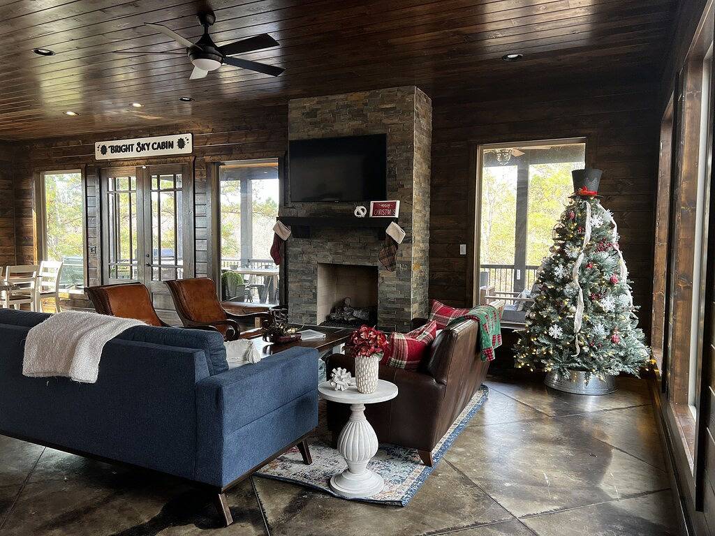 Nagelneue Luxus-Hütte auf dem Berggipfel für 18 Personen! Exquisite Aussichten! in Broken Bow Lake