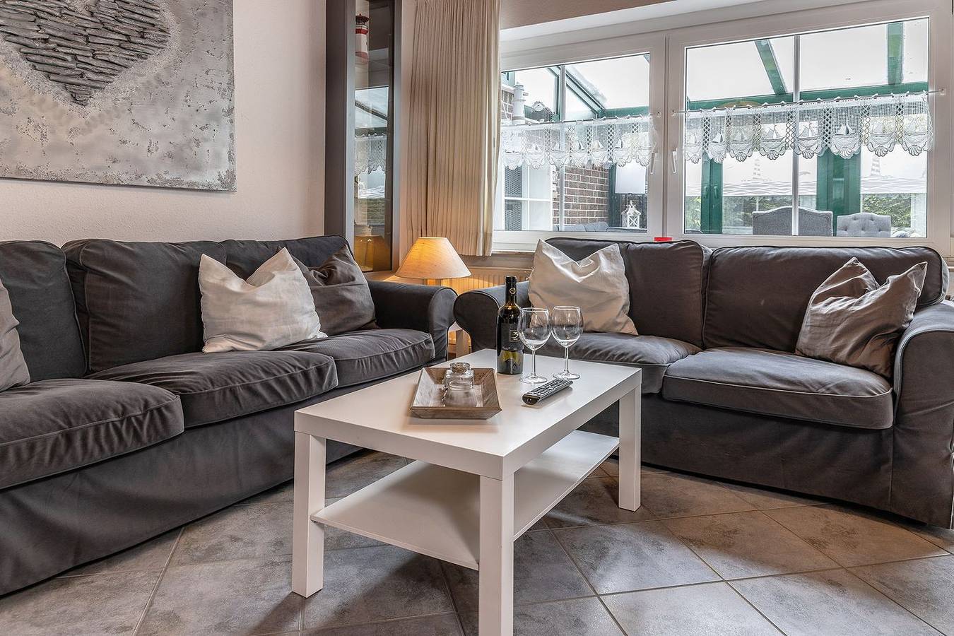 Modernes, liebevoll eingerichtetes Ferienhaus in ruhiger Sackgassenlage – mit beheiztem Wintergarten, offenem Wohnkonzept, großer Terrasse und Garten. Platz für bis zu 7 Personen plus Kleinkind, zwei Pkw-Stellplätze inklusive. in Carolinensiel-Harlesiel, Wittmund