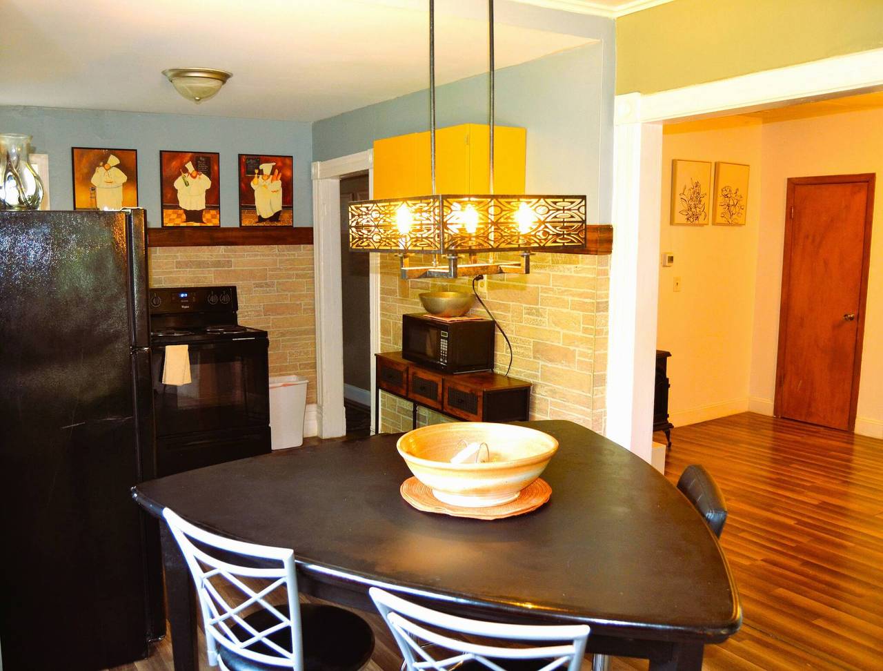 Rückzugsort mit 7 Schlafzimmern für 13 Personen in Grand Forks, Grand Forks County